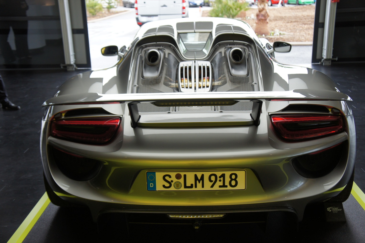 Jill drives the Porsche 918 Spyder